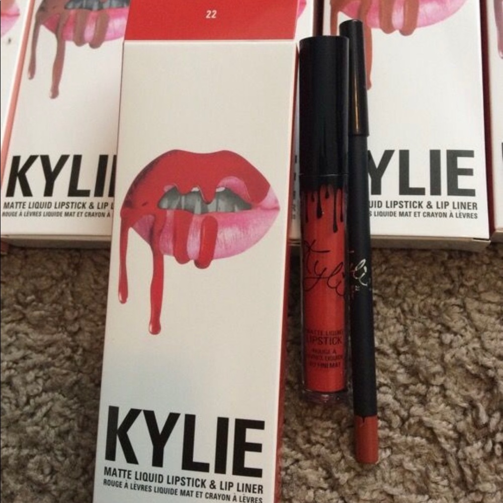 Kylie Matte Liquid Lipstick with lip liner in shade 22. Brand new